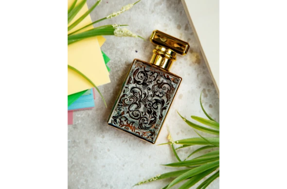 botella-de-perfume-sobre-la-mesa